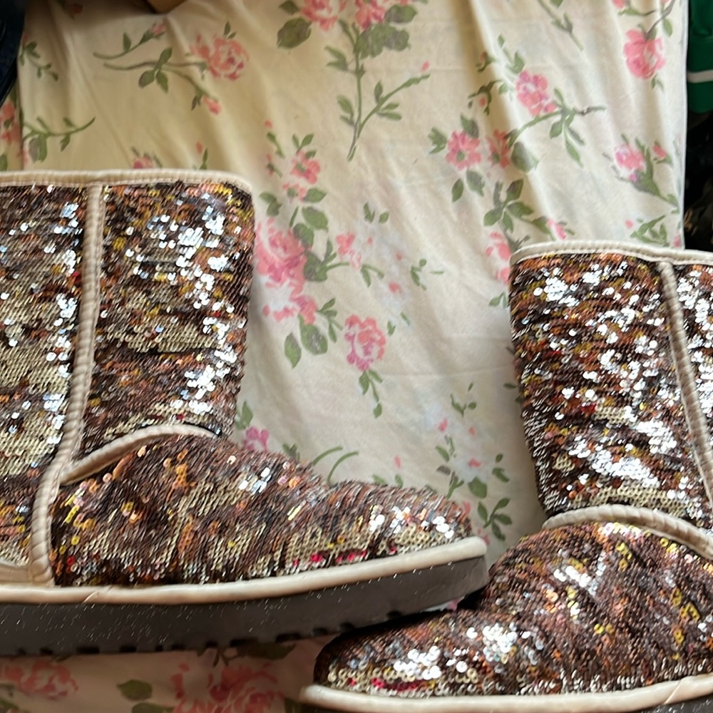 UGG Classic Short Sequin Bootie Reversible Bronze Gold in good condition.